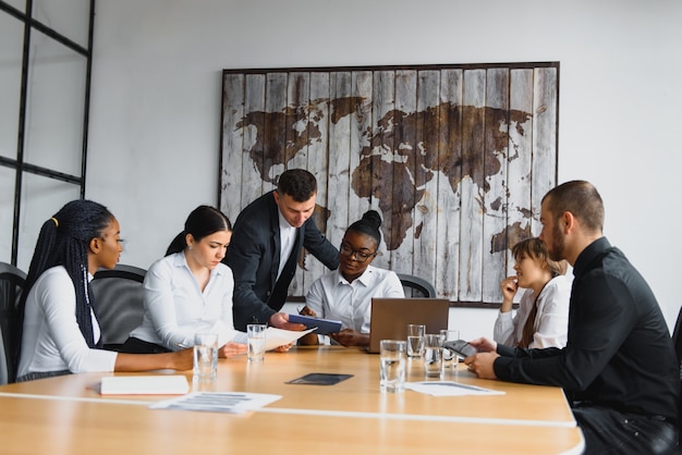 Gruppe von Geschäftsleuten im Büro