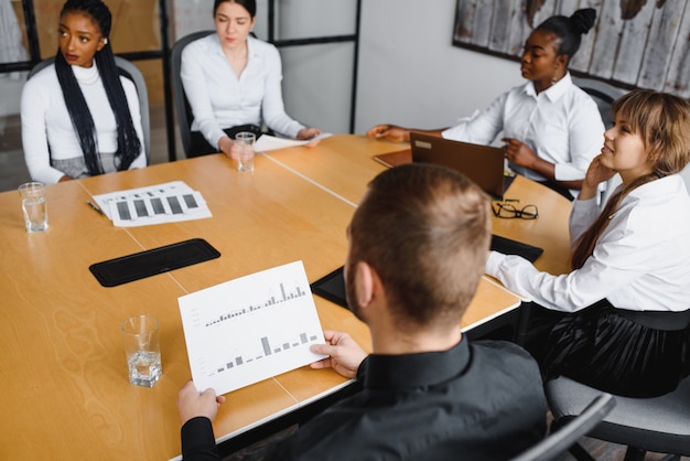 Gruppe von Geschäftsleuten im Büro