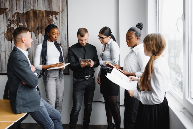 Gruppe von Geschäftsleuten im Büro