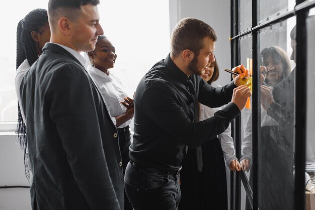 Gruppe von Geschäftsleuten im Büro