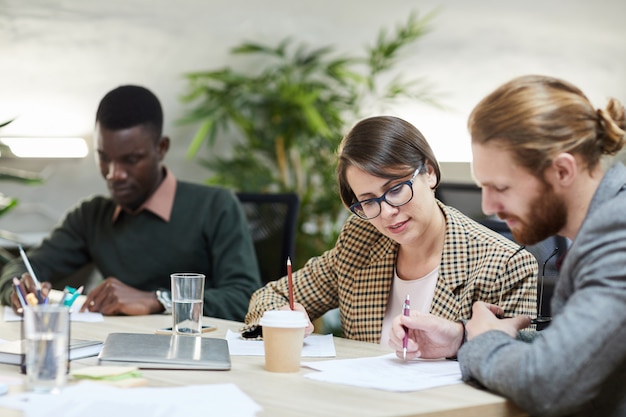 Gruppe von Geschäftsleuten im Meeting