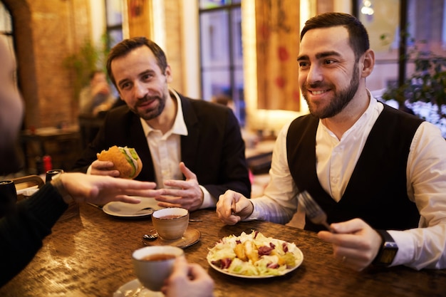 Gruppe von Geschäftsleuten im Restaurant