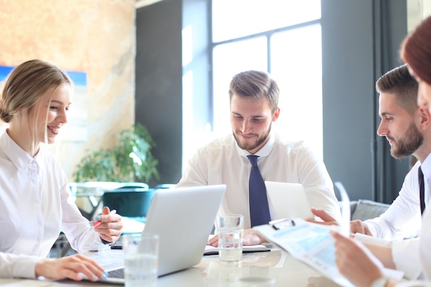 Gruppe von Geschäftspartnern, die Ideen diskutieren und die Arbeit im Büro planen.