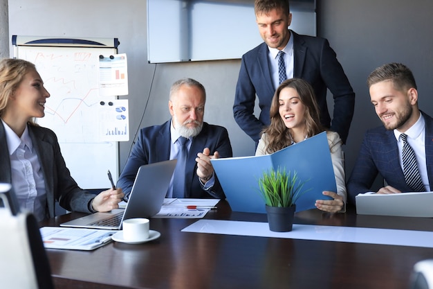 Gruppe von Geschäftspartnern, die Ideen diskutieren und die Arbeit im Büro planen.