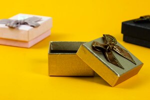 Gruppe von geschenkboxen für die nahaufnahme mit gelbem hintergrund und einer geschenkbox, die für die werbung geöffnet wurde