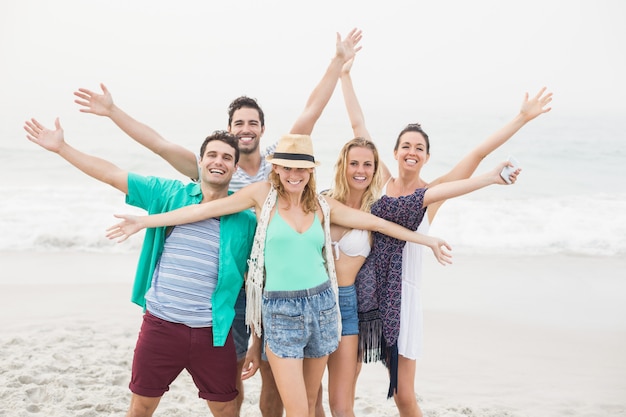 Gruppe von glücklichen Freunden stehen am Strand