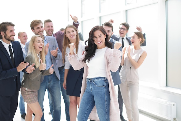 Gruppe von glücklichen jungen Menschen Erfolgskonzept