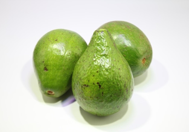 Gruppe von grünen frischen Avocado-Früchten, gesunde Naturkost