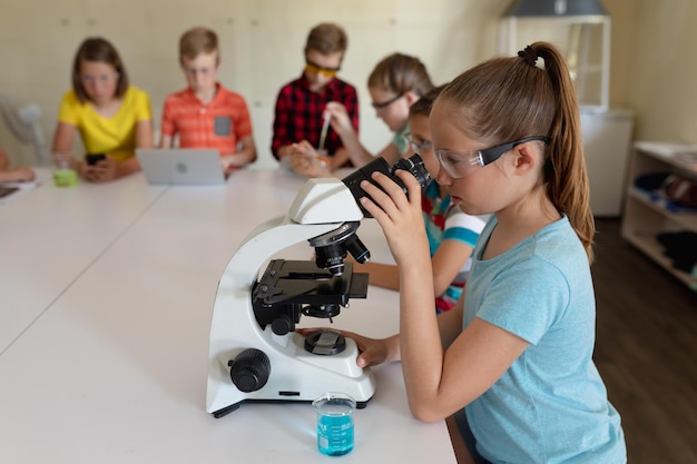 Gruppe von Grundschulkindern im Chemieunterricht