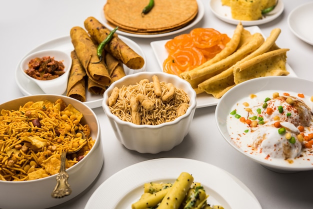 Gruppe von Gujarati-Snacks wie Jalebi-Fafda, Thepla, Khaman Dhokla, Aloo Bhujiya, Khandvi, Khakra, Dahi Vada, Gathiya mit heißem Tee