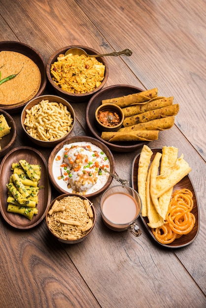 Gruppe von Gujarati-Snacks wie Jalebi-Fafda, Thepla, Khaman Dhokla, Aloo Bhujiya, Khandvi, Khakra, Dahi Vada, Gathiya mit heißem Tee