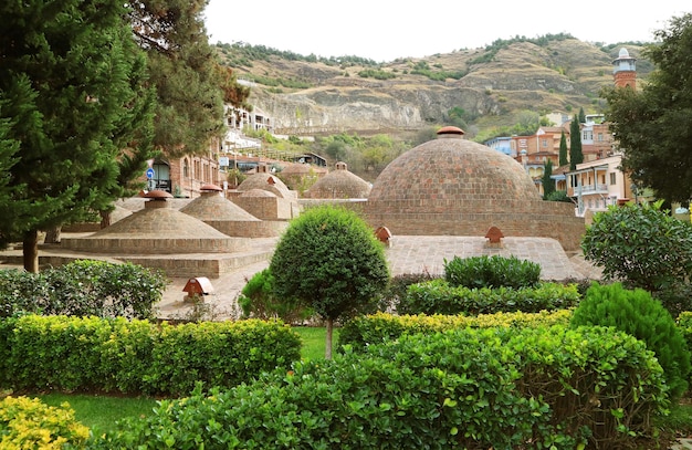 Gruppe von ikonischen mittelalterlichen Schwefelbädern in der alten Hauptstadt von Tiflis in Georgien