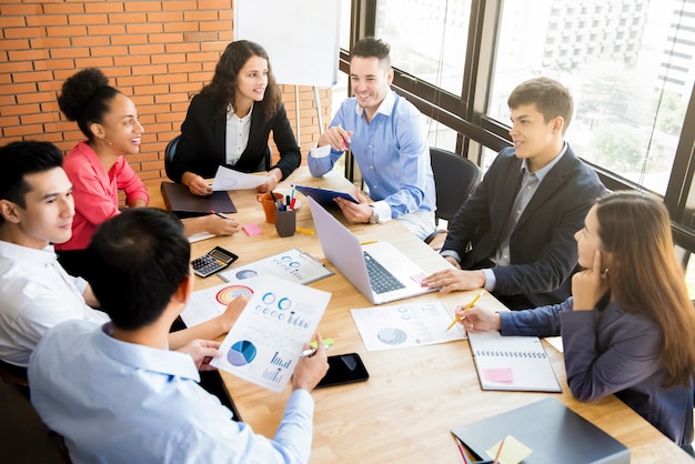 Gruppe von interracial Geschäftsleuten Brainstorming im Besprechungsraum