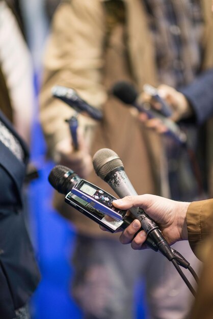 Foto gruppe von journalisten, die einen politiker interviewen