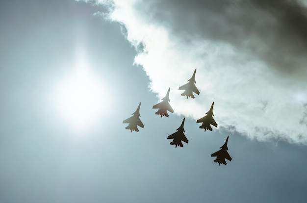 Gruppe von Kämpfern am Himmel im violetten Sonnenschein beleuchtet.