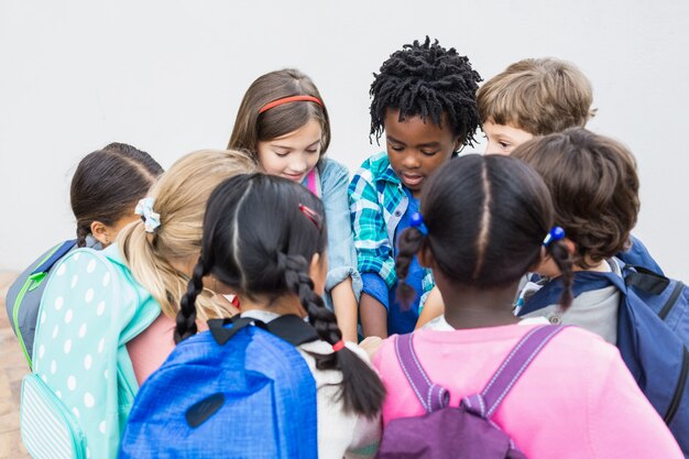 Gruppe von Kindern, die auf Schulterrasse stehen