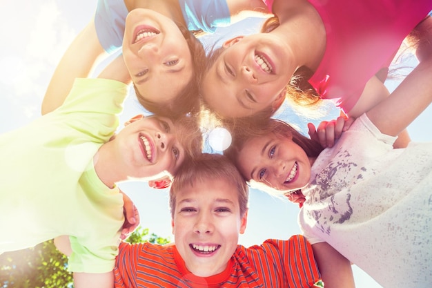 Gruppe von Kindern, die im Kreis stehen und