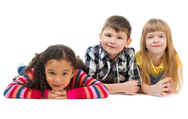 Gruppe von Kindern, die in einem Studio aufwerfen