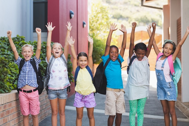 Gruppe von Kindern, die in einer Reihe am Schulcampus stehen