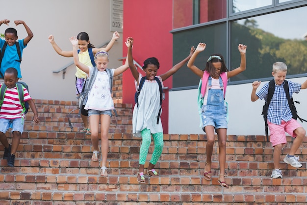 Gruppe von Kindern, die von der Treppe herunterkommen