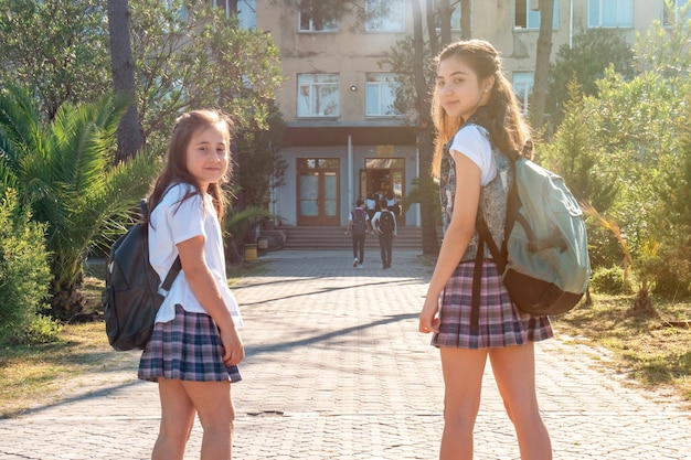 Gruppe von Kindern, die zusammen zur Schule gehen, zurück zur Schule