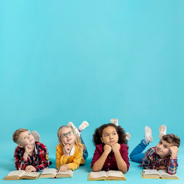 Foto gruppe von kindern mit büchern