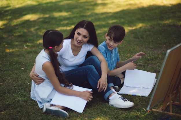 Gruppe von Kindern mit Lehrer im Park