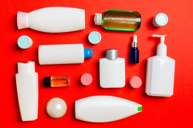Gruppe von Kunststoff-Körperpflegeflaschen Flache Zusammensetzung mit kosmetischen Produkten auf farbiger Oberfläche