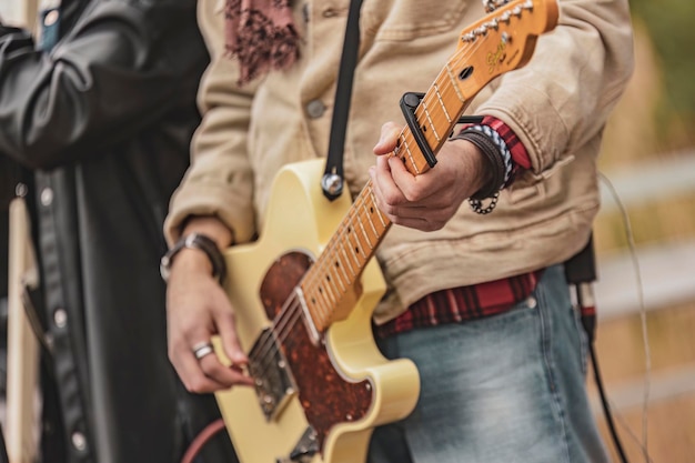 Gruppe von Leuten mit Gitarren