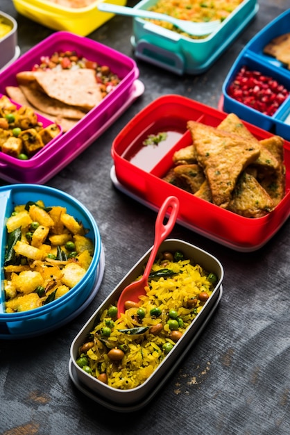 Foto gruppe von lunchboxen oder tiffin für indische kinder, die vielfalt oder mehrere optionen oder kombinationen von gesundem essen für ihre schulkinder zeigen