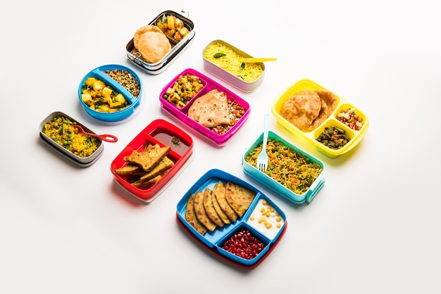 Gruppe von Lunchboxen oder Tiffin für indische Kinder, die Vielfalt oder mehrere Optionen oder Kombinationen von gesundem Essen für Ihre Schulkinder zeigen