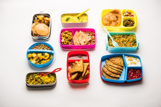 Gruppe von Lunchboxen oder Tiffin für indische Kinder, die Vielfalt oder mehrere Optionen oder Kombinationen von gesundem Essen für Ihre Schulkinder zeigen