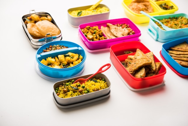 Gruppe von Lunchboxen oder Tiffin für indische Kinder, die Vielfalt oder mehrere Optionen oder Kombinationen von gesundem Essen für Ihre Schulkinder zeigen