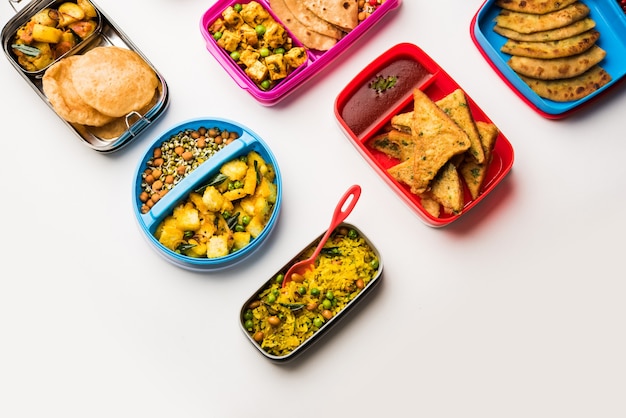 Gruppe von Lunchboxen oder Tiffin für indische Kinder, die Vielfalt oder mehrere Optionen oder Kombinationen von gesundem Essen für Ihre Schulkinder zeigen