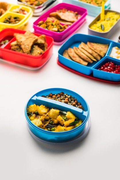 Gruppe von Lunchboxen oder Tiffin für indische Kinder, die Vielfalt oder mehrere Optionen oder Kombinationen von gesundem Essen für Ihre Schulkinder zeigen