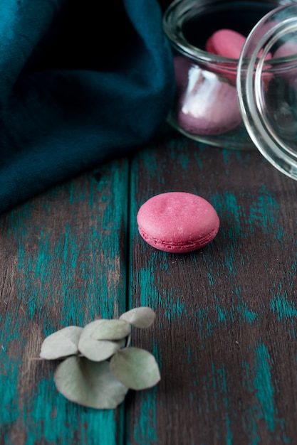 Foto gruppe von macarons aus erdbeeren, sahne, schokolade und blaubeeren. rustikales foto.