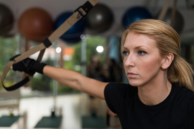 Gruppe von Männern und Frauen, die mit Suspension Training Trx trainieren