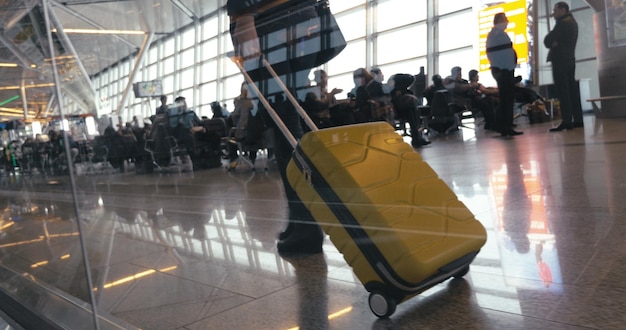 Gruppe von Menschen am Flughafen