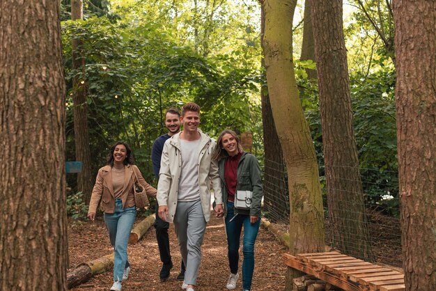 Gruppe von Menschen, die am Wochenende im Park spazieren gehen