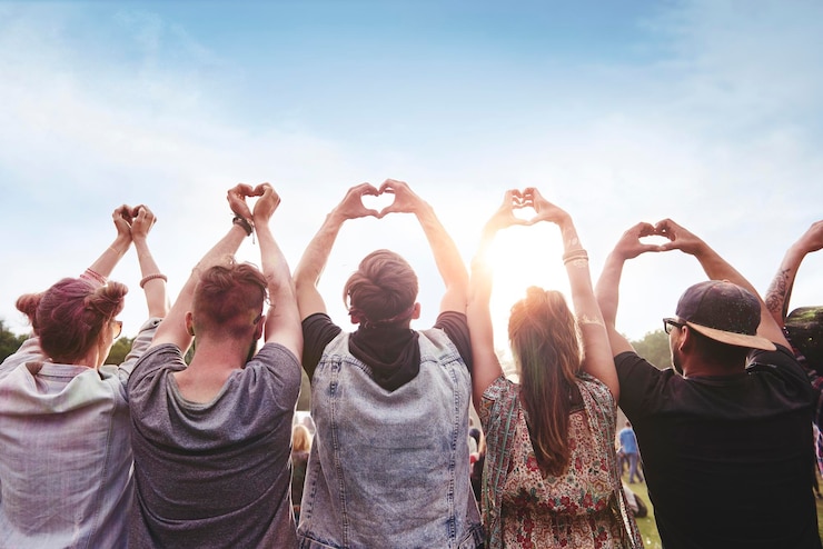 Foto gruppe von menschen, die die herzform zeigen