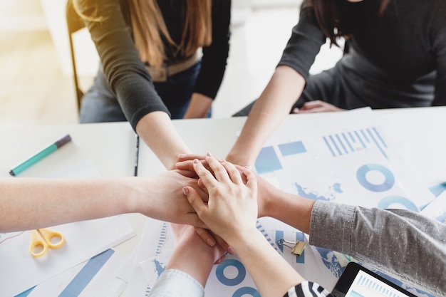 Gruppe von Menschen, die Händedruck machen und Hände kreuzen