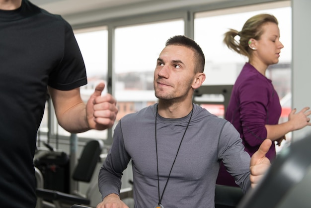 Gruppe von Menschen, die im Fitnessstudio auf Laufbändern laufen