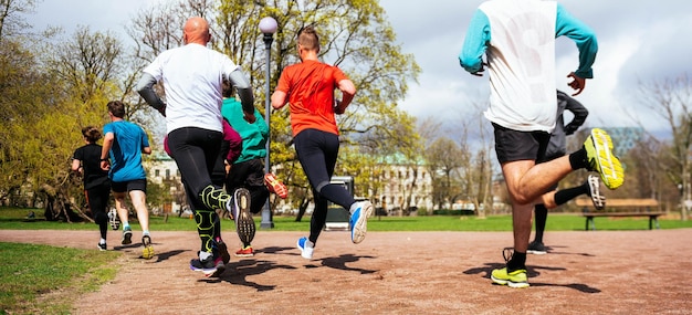 Foto gruppe von menschen, die im park laufen. jogging-konzept