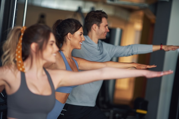 Gruppe von menschen, die in einem fitnessstudio trainieren