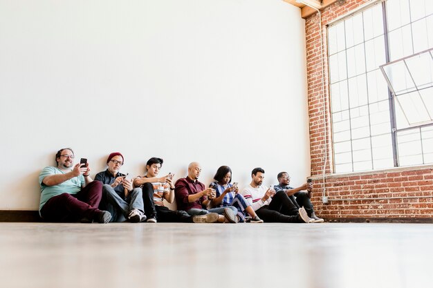 Gruppe von Menschen, die Mobiltelefone verwenden