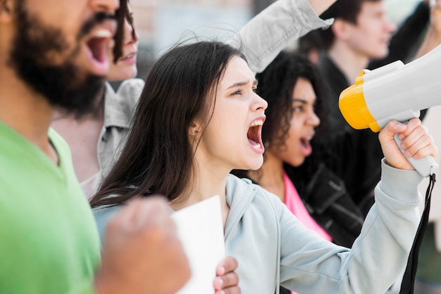 Gruppe von Menschen, die Seitenansicht protestieren