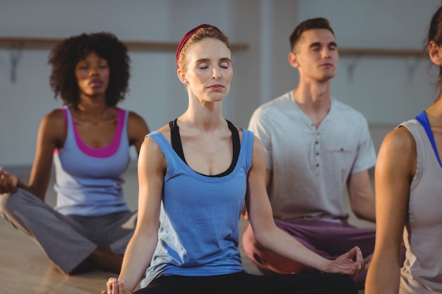 Gruppe von Menschen, die Yoga machen