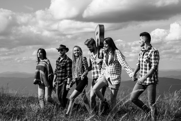 Gruppe von Menschen im Sommer im Freien Gruppen von Freunden, die sich entspannen, genießen Außenzelte Camping Gruppe von schönen Teenagern, die beim Sommerfest ankommen