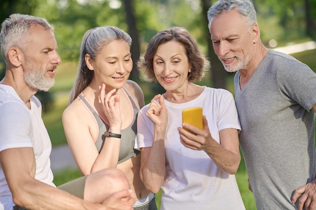 Gruppe von Menschen mittleren Alters, die sich selbst machen