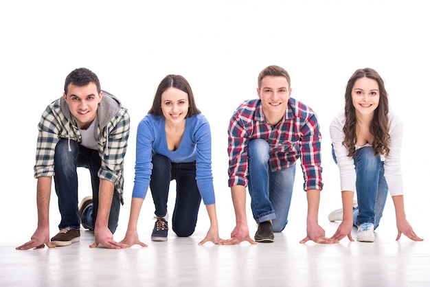 Foto gruppe von menschen stehen in der schlange und freuen sich